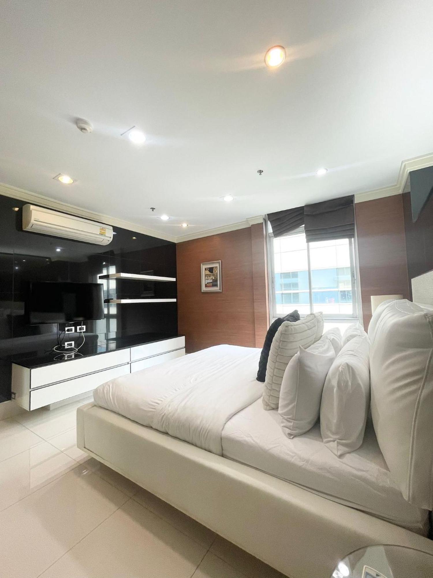 Extremely Spacious Cool Asoke Sleeps 8 250sqm Apartment Bangkok