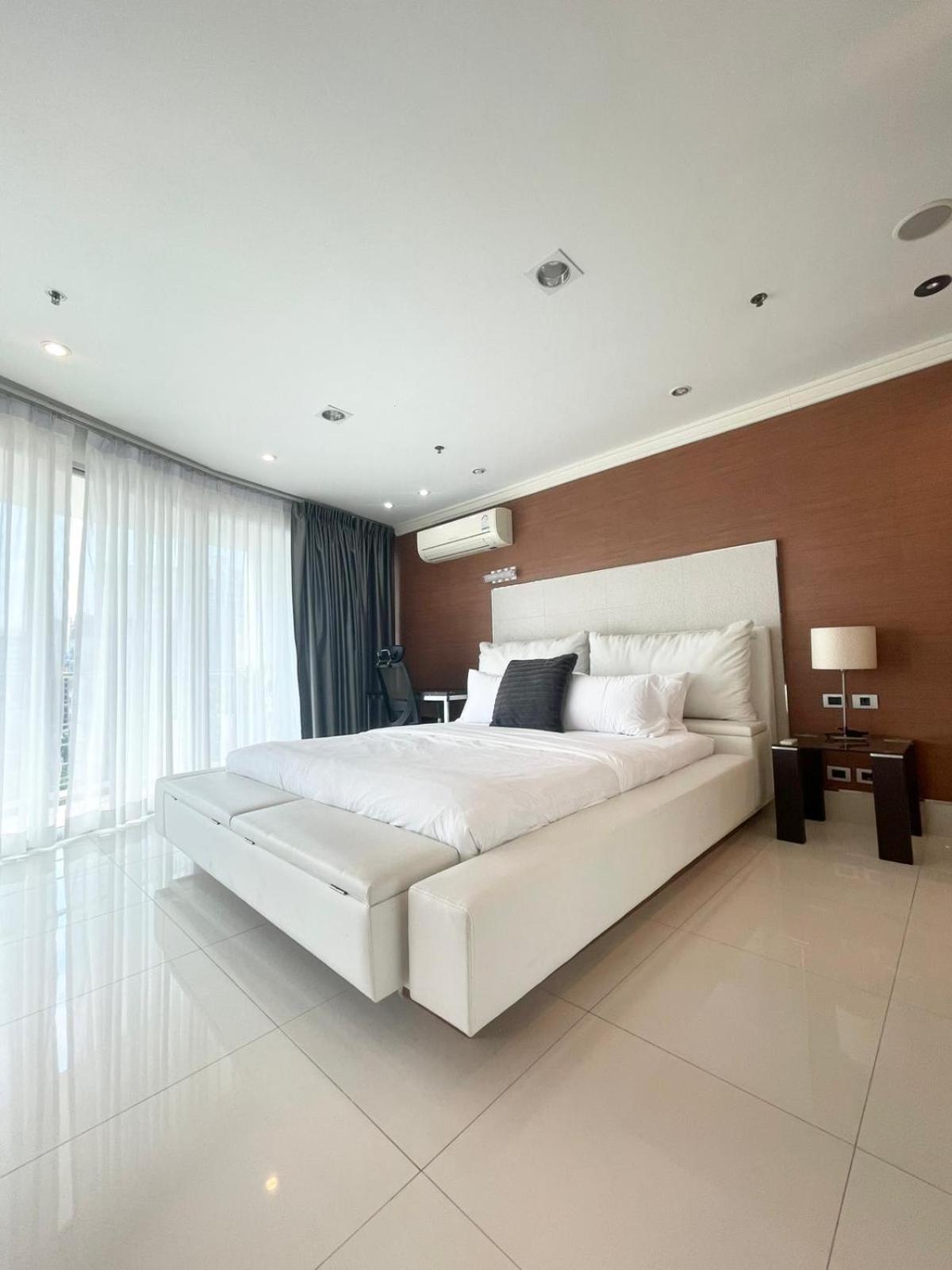 Extremely Spacious Cool Asoke Sleeps 8 250sqm * Bangkok