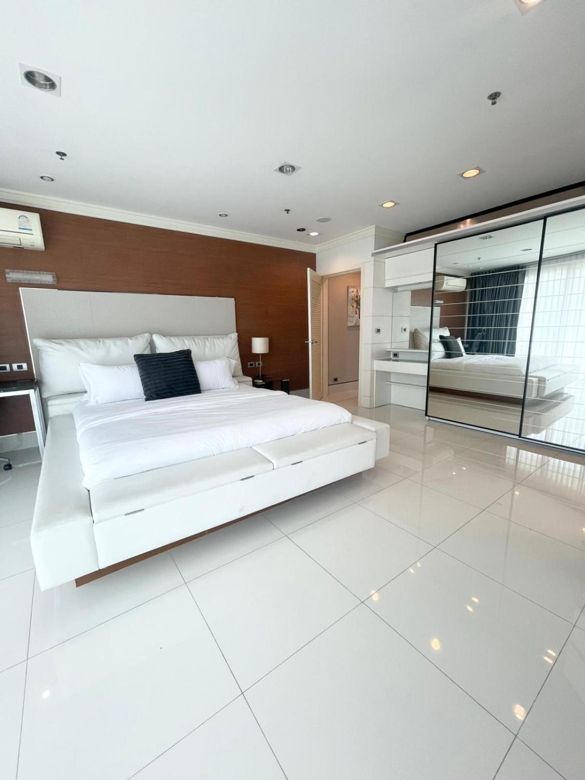 Apartment Extremely Spacious Cool Asoke Sleeps 8 250sqm *