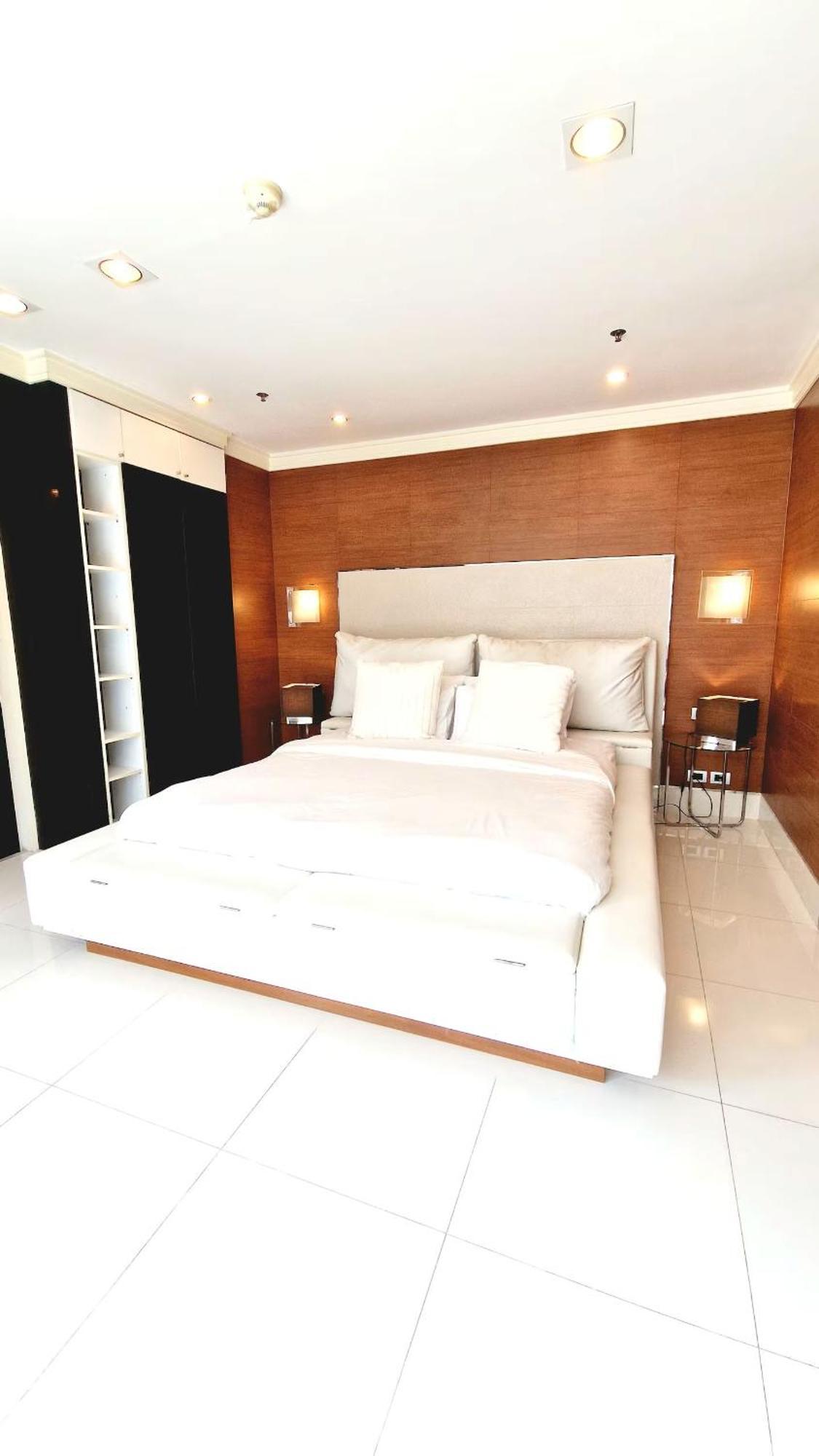 Extremely Spacious Cool Asoke Sleeps 8 250sqm Apartment Bangkok