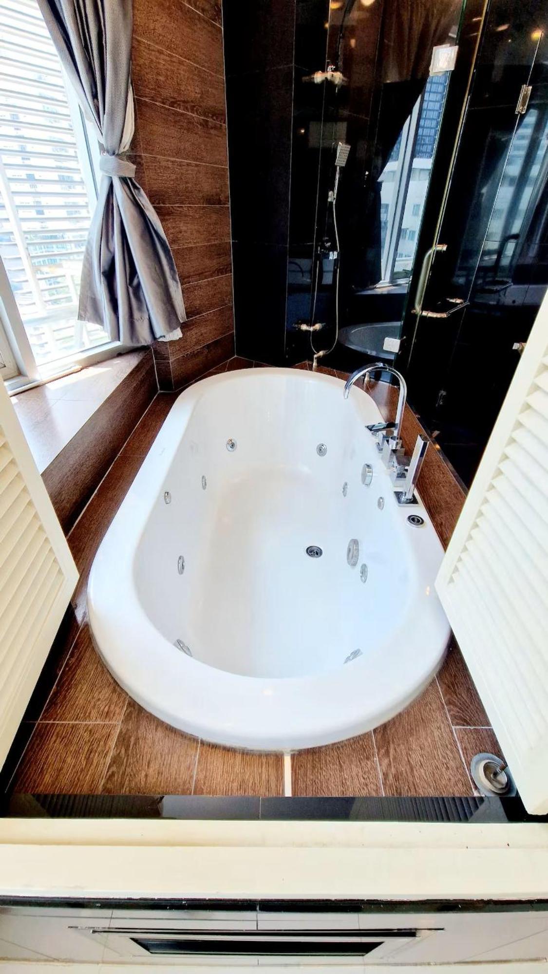 Apartment Extremely Spacious Cool Asoke Sleeps 8 250sqm *