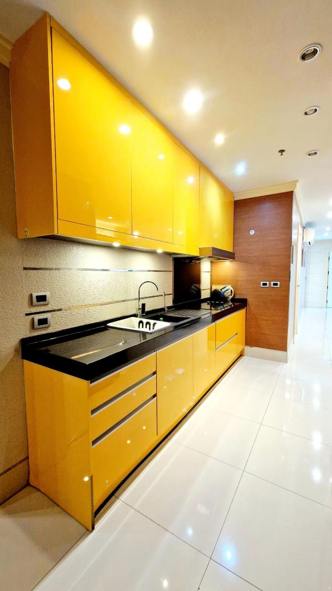 Extremely Spacious Cool Asoke Sleeps 8 250sqm Apartment