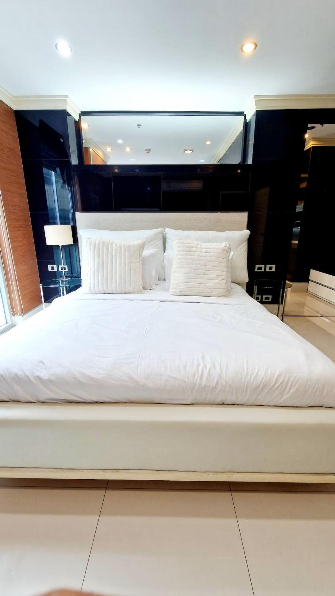 Extremely Spacious Cool Asoke Sleeps 8 250sqm Apartment *