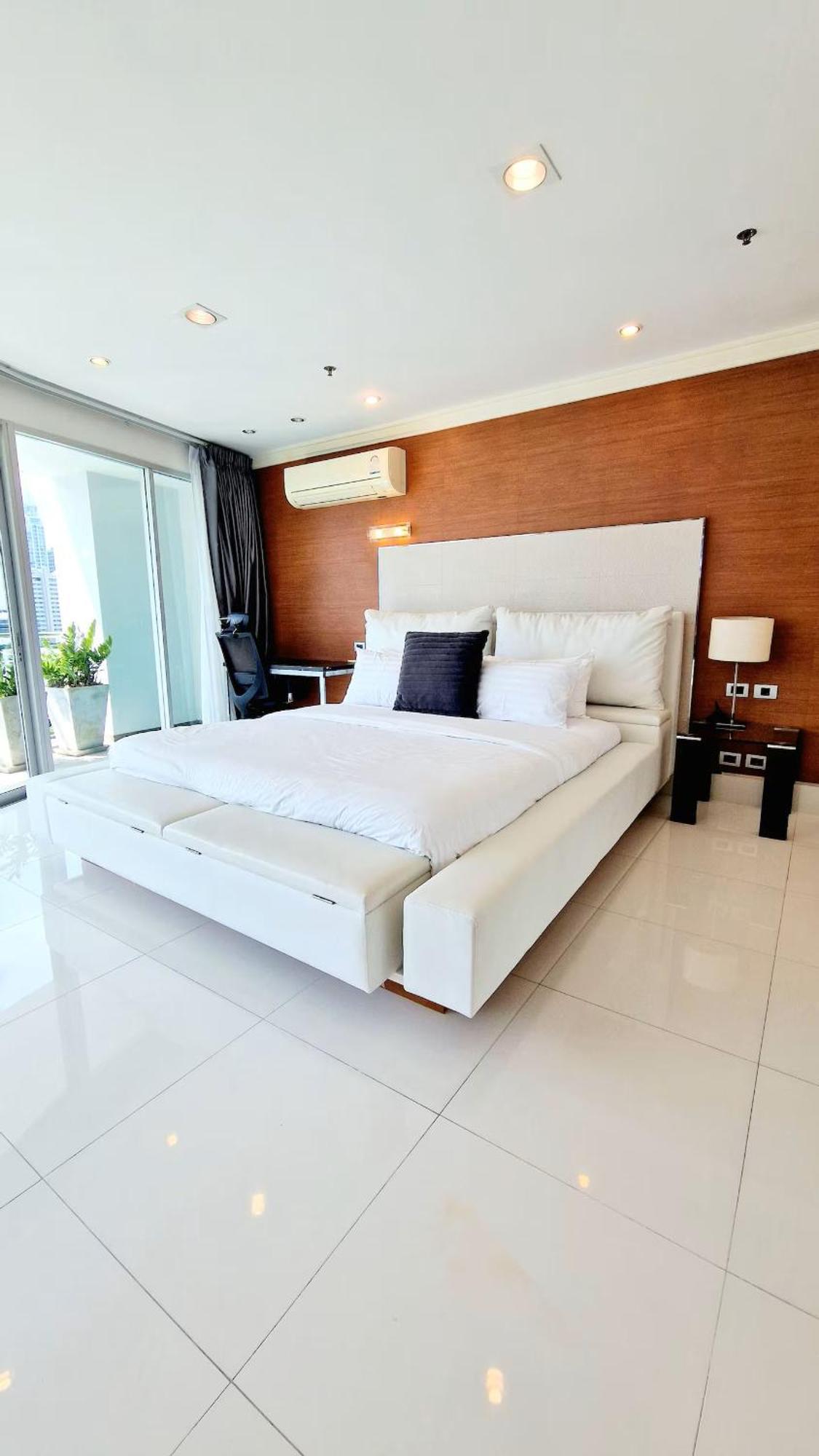 Extremely Spacious Cool Asoke Sleeps 8 250sqm *